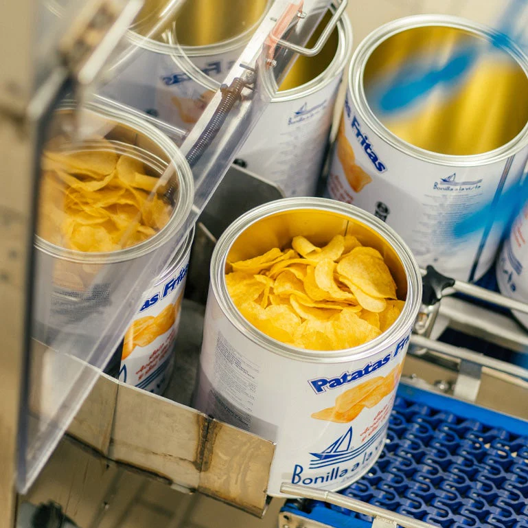 Latas de patatas Bonilla a la vista en proceso de producción