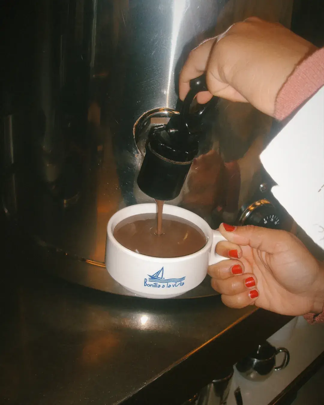 Chocolate caliente servido en una taza Bonilla a la vista