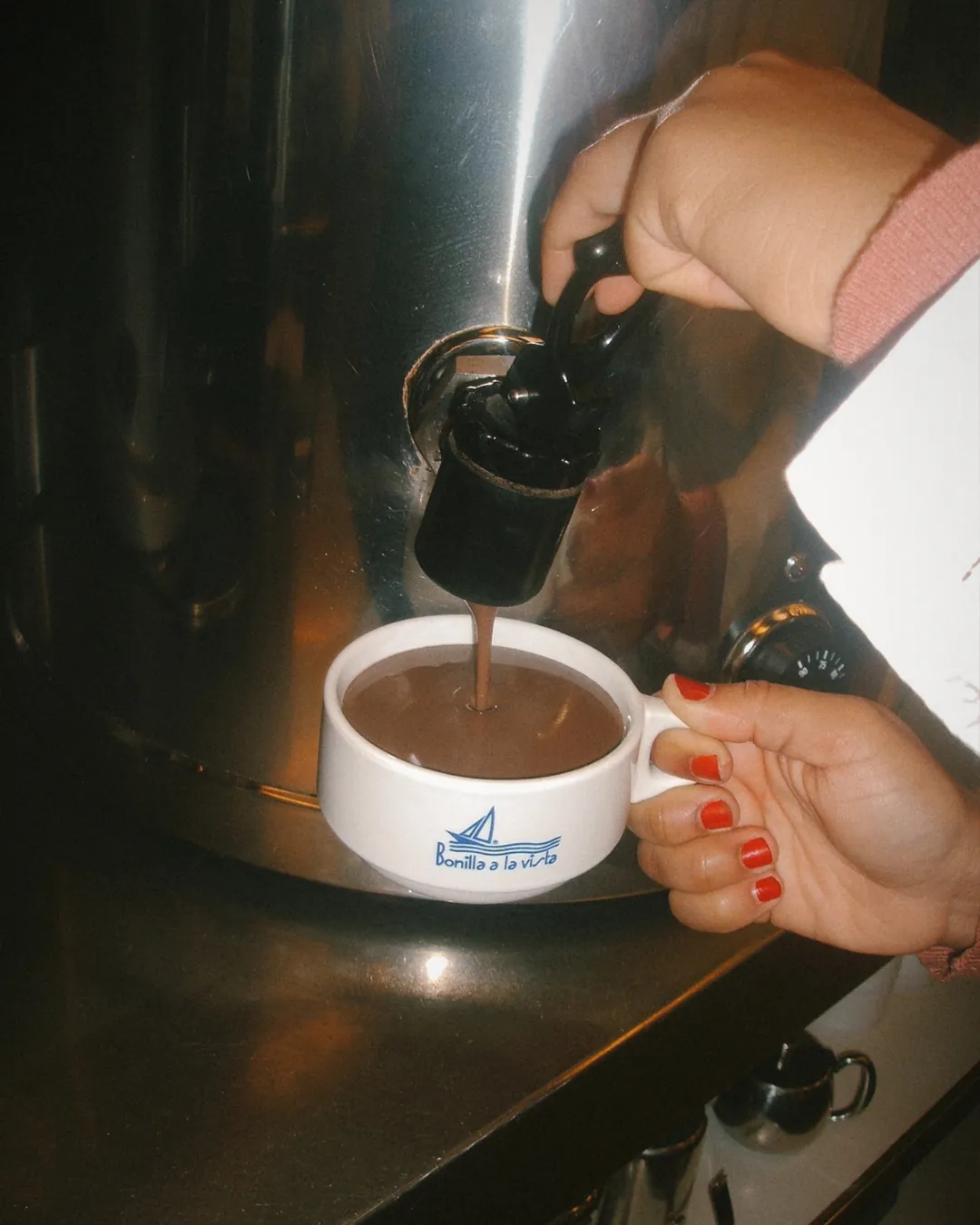 Chocolate caliente servido en una taza Bonilla a la vista