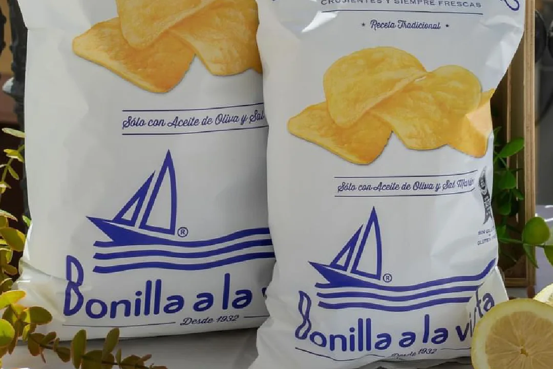 Bolsas de patatas Bonilla a la vista con limón para preparar un aperitivo en casa
