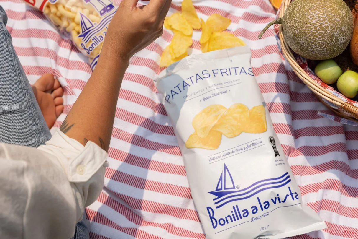 Picnic con una bolsa de patatas Bonilla a la vista